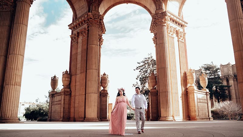 Expecting mother glowing in a sunlit maternity portrait — Cocomel Portraits